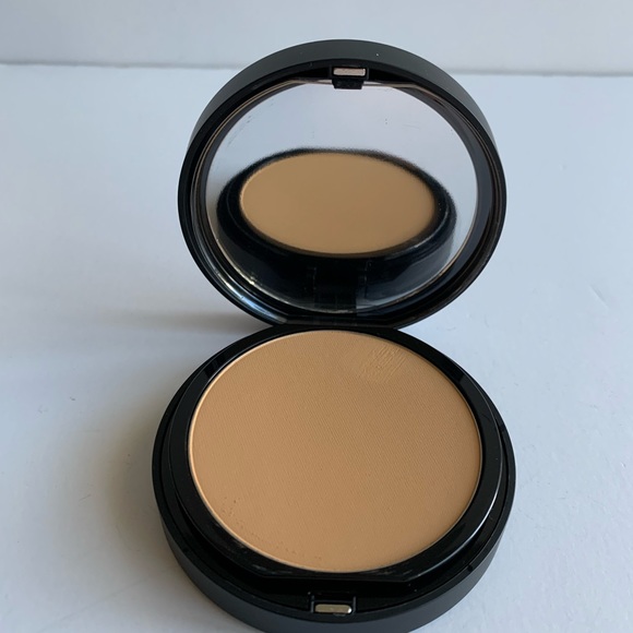 bareMinerals barePRO Performance Wear Powder Foundation -Camel 17